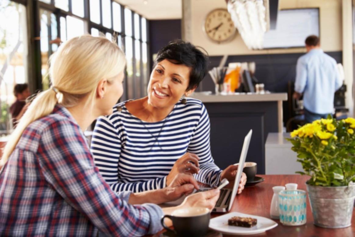 Participants engagés dans une session interactive de formation en stratégies numériques