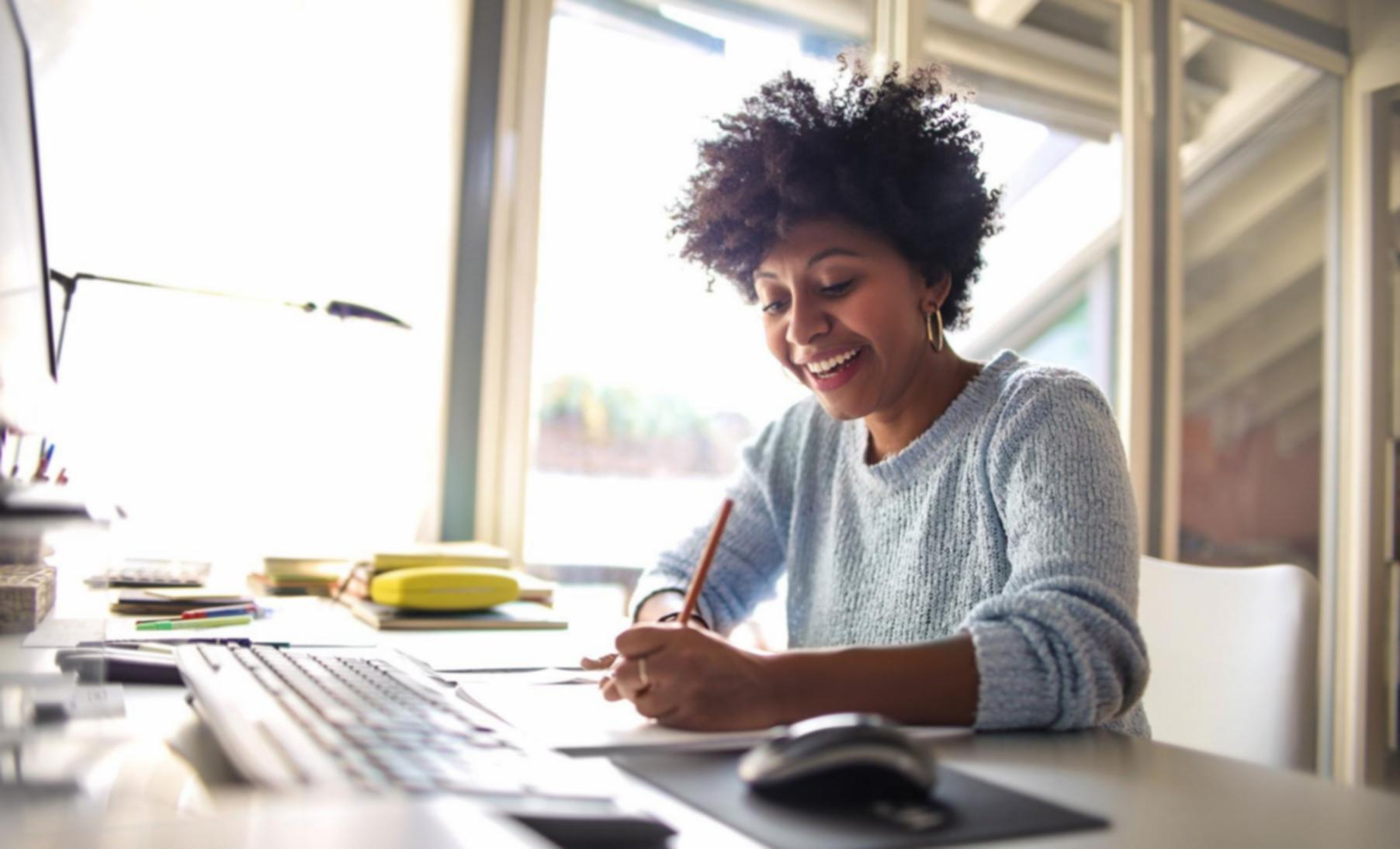 Équipe collaborative travaillant sur des projets d'optimisation